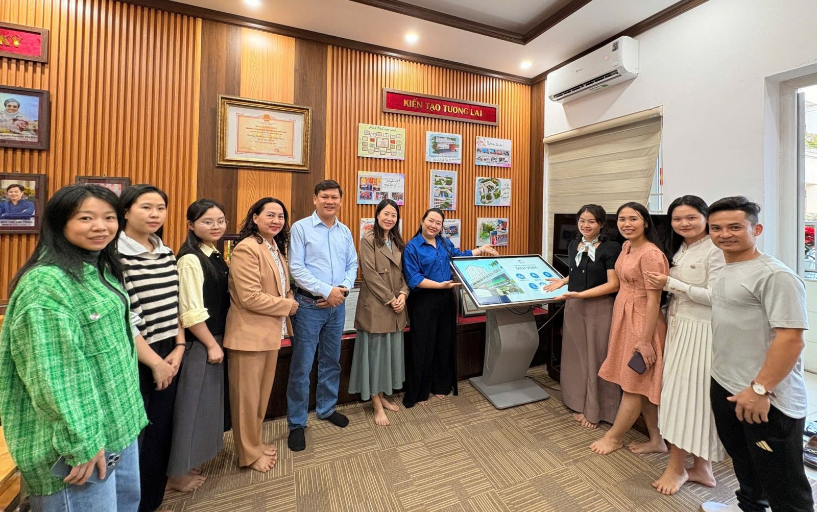 CỰU HỌC SINH TRAO TẶNG TRƯỜNG THCS DỊCH VỌNG MÁY KIOSK CẢM ỨNG NHÂN DỊP KỈ NIỆM 70 NĂM THÀNH LẬP TRƯỜNG