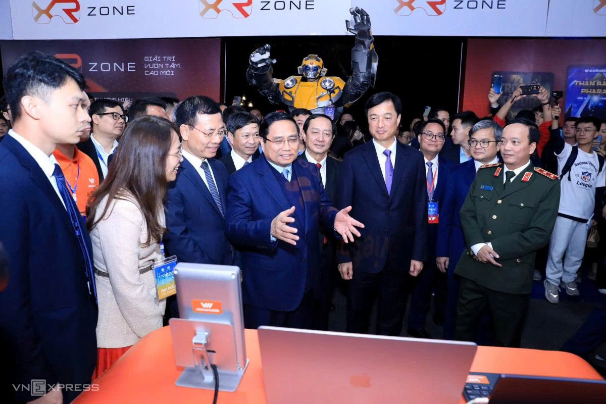 Người dân hào hứng trải nghiệm công nghệ tại phố đi bộ