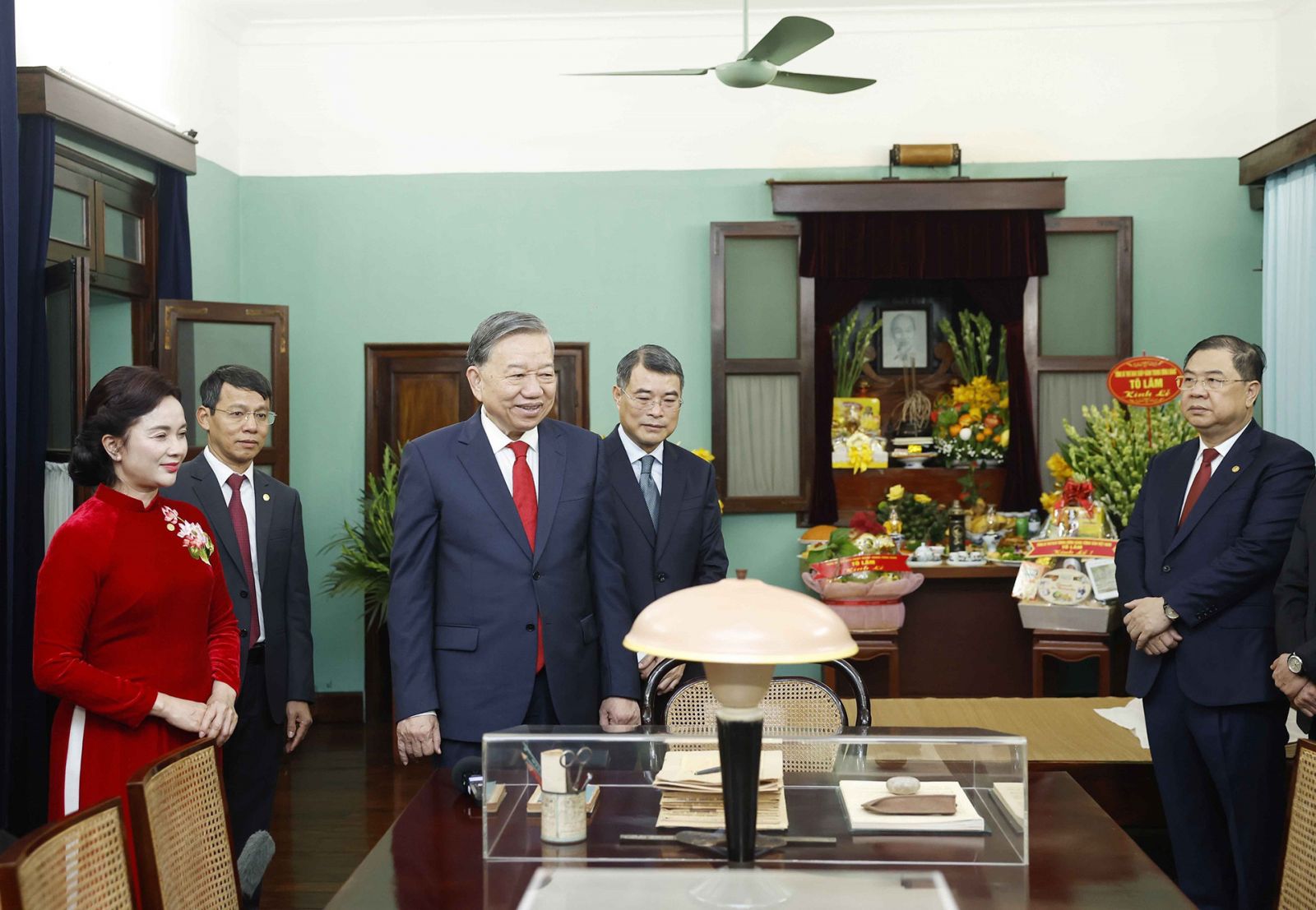 Ánh sáng Hồ Chí Minh soi đường cho chúng ta đi
