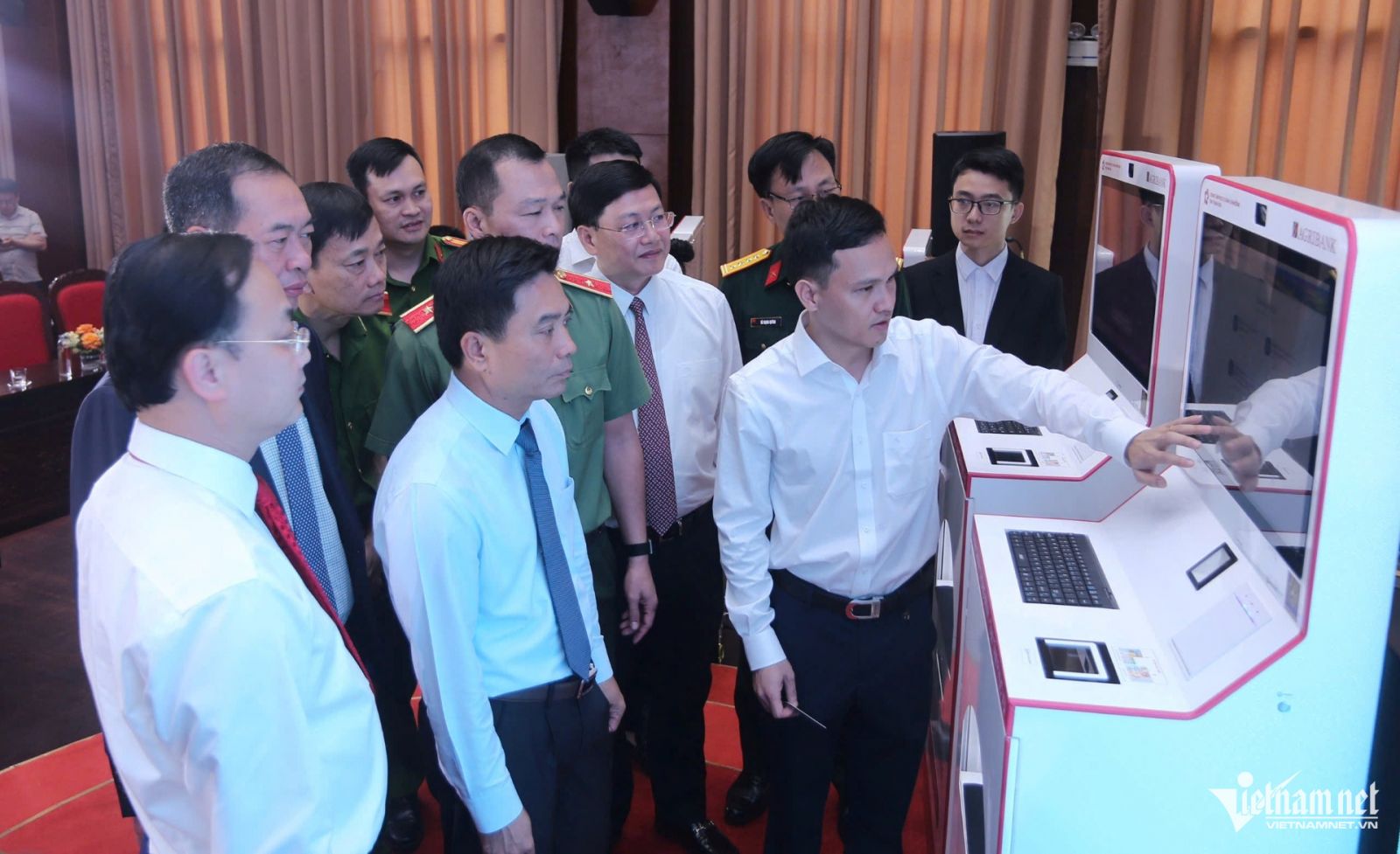 Thanh Hóa ra mắt Kiosk thông minh, rút ngắn thủ tục xuống còn vài phút
