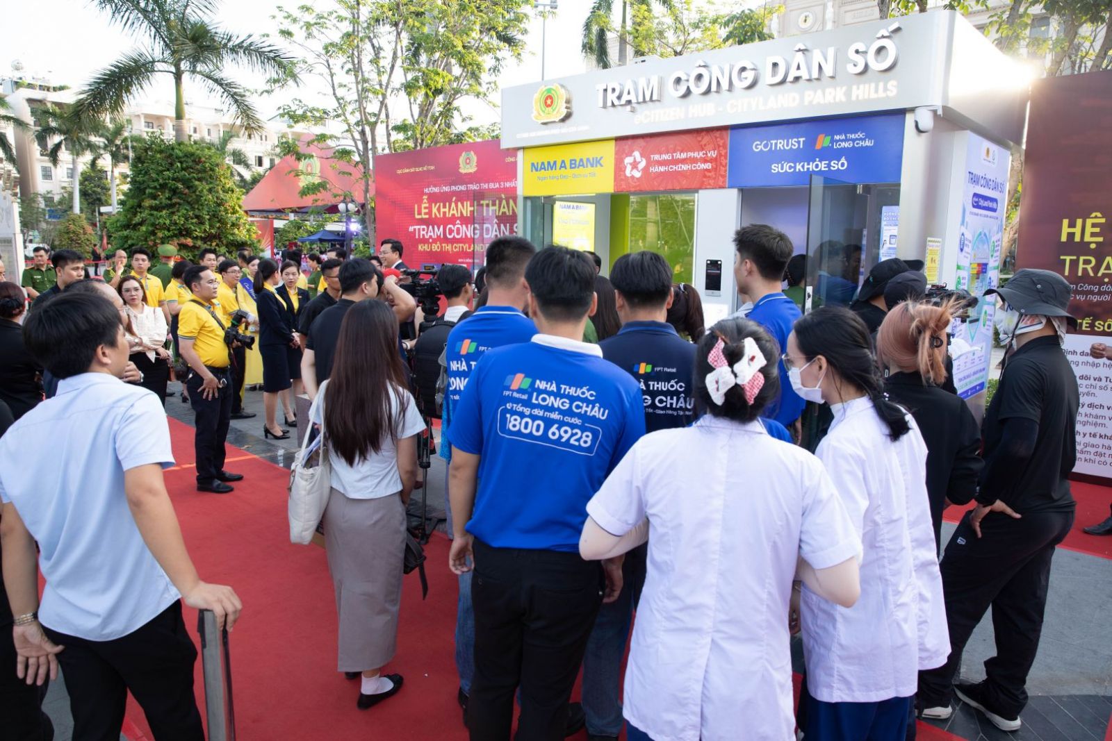 Người dân TP.HCM bất ngờ với Trạm Công dân số “tất cả trong một” ngay sát nhà