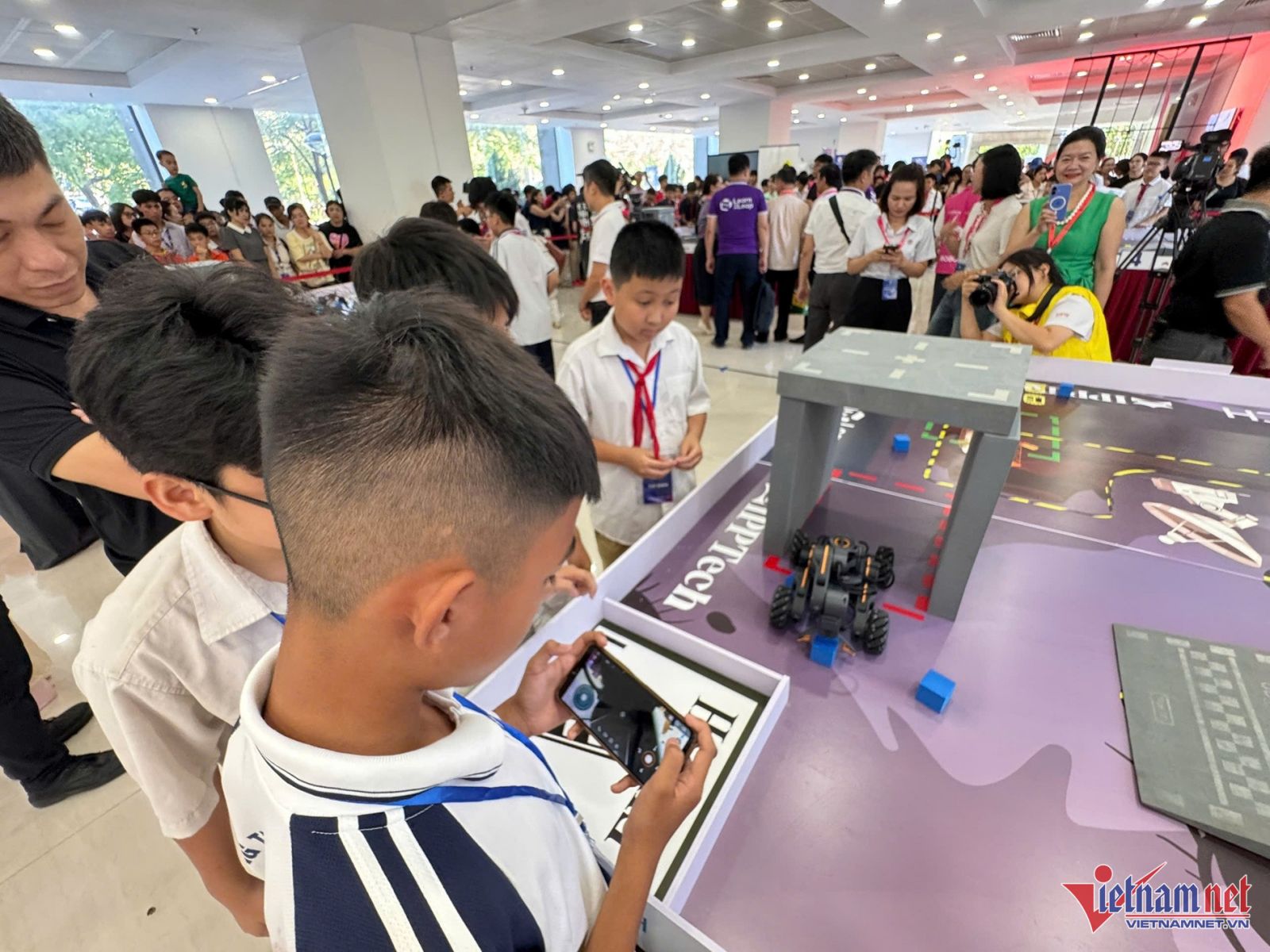 Hơn 200 học sinh cấp 2 tranh tài tại giải đấu robot AI đầu tiên ở phía Bắc