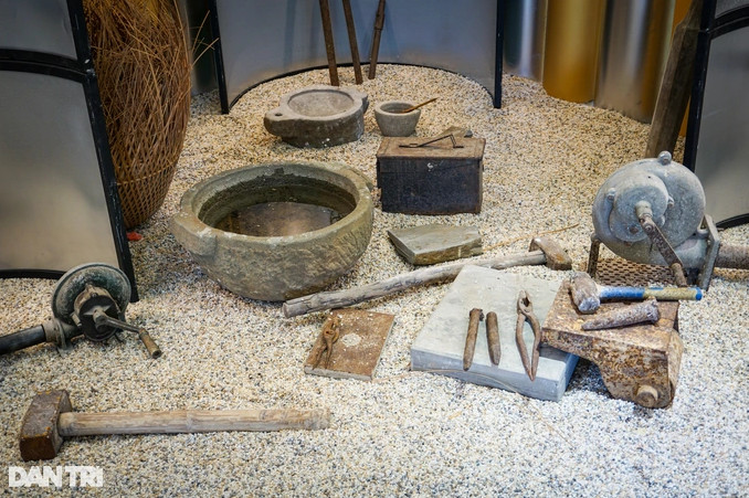 Chiêm ngưỡng di vật quốc gia tại bảo tàng ở làng đá Non Nước