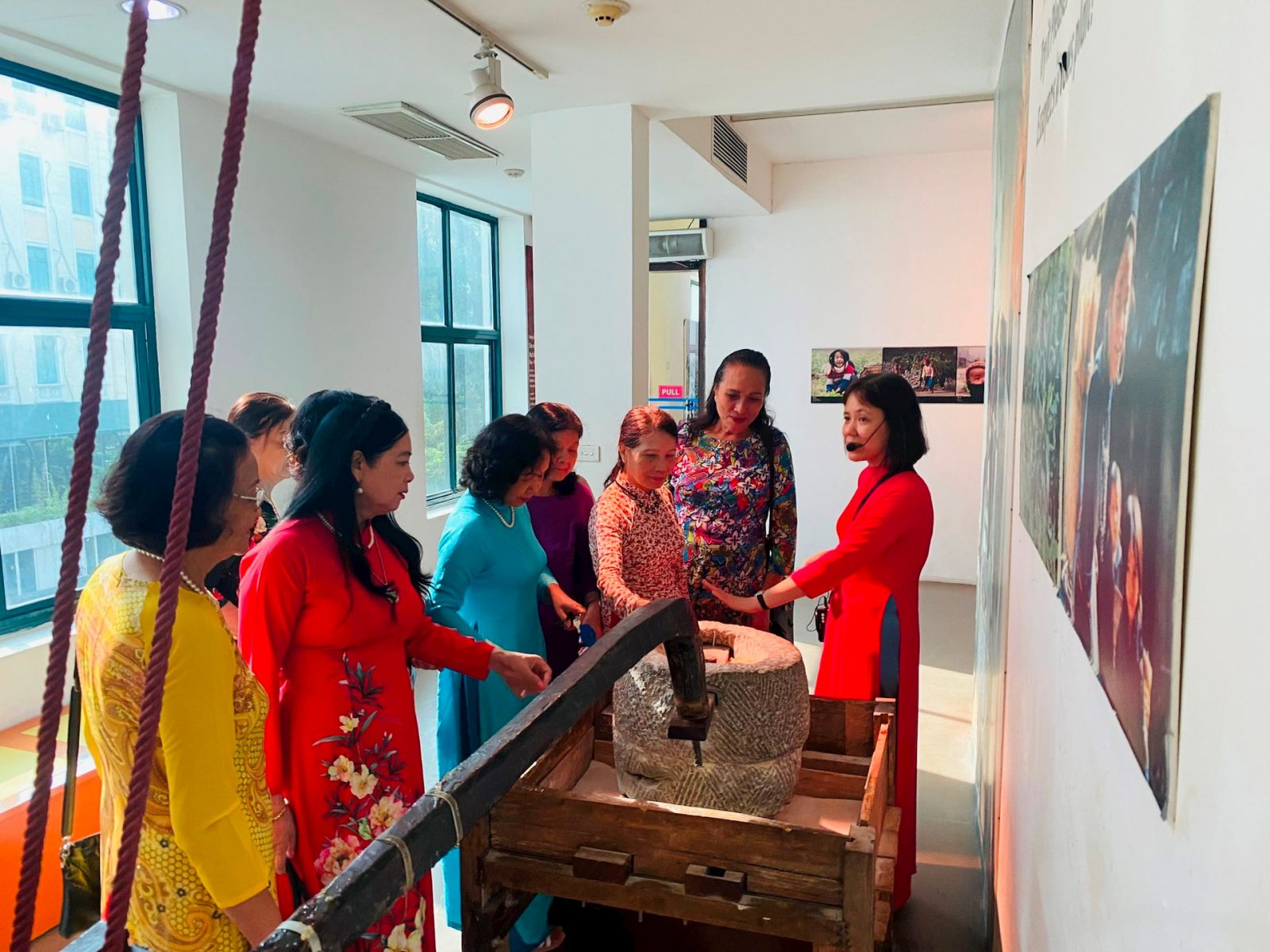 Hơn 60 hội viên Câu lạc bộ Phụ nữ Thủ đô tham quan tìm hiểu Bảo tàng Phụ nữ Việt Nam