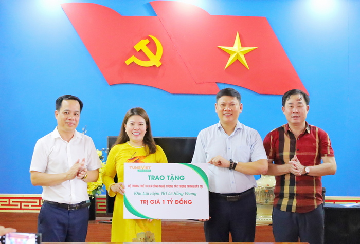 Hưng Nguyên: Trao tặng Hệ thống thiết bị và công nghệ trong trưng bày cho Di tích Quốc gia khu lưu niệm Tổng Bí thư Lê Hồng Phong